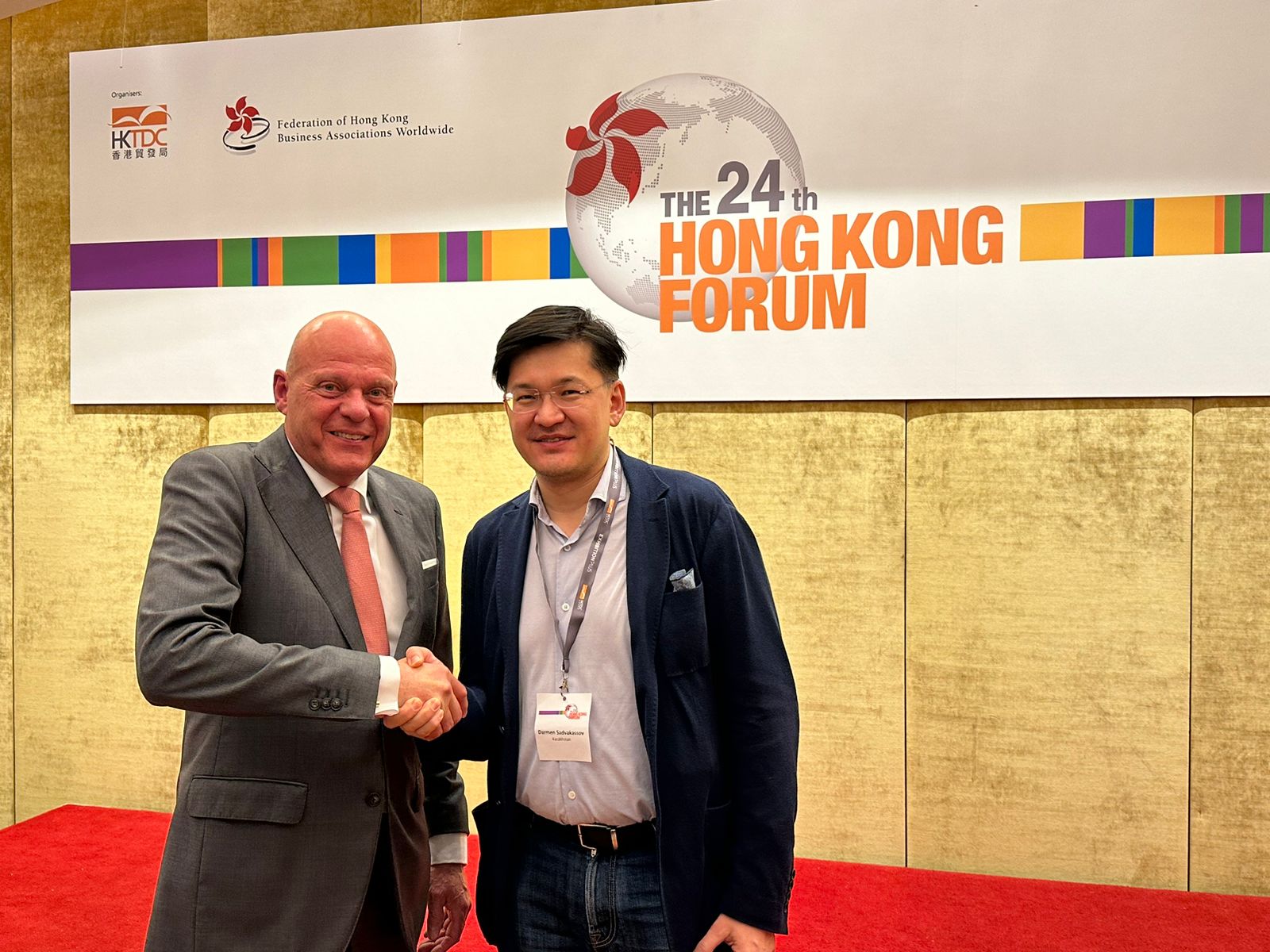 Президент Федерации бизнес-ассоциаций Гонконга по всему миру Ханс Поулис и глава Hong Kong-Kazakhstan Business Association Дармен Садвакасов